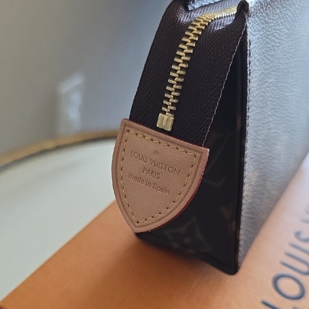 AUTHENTIC NEW Louis Vuitton Toiletry 15 Bag (Discontinued Model!!) - Picture 3 of 12